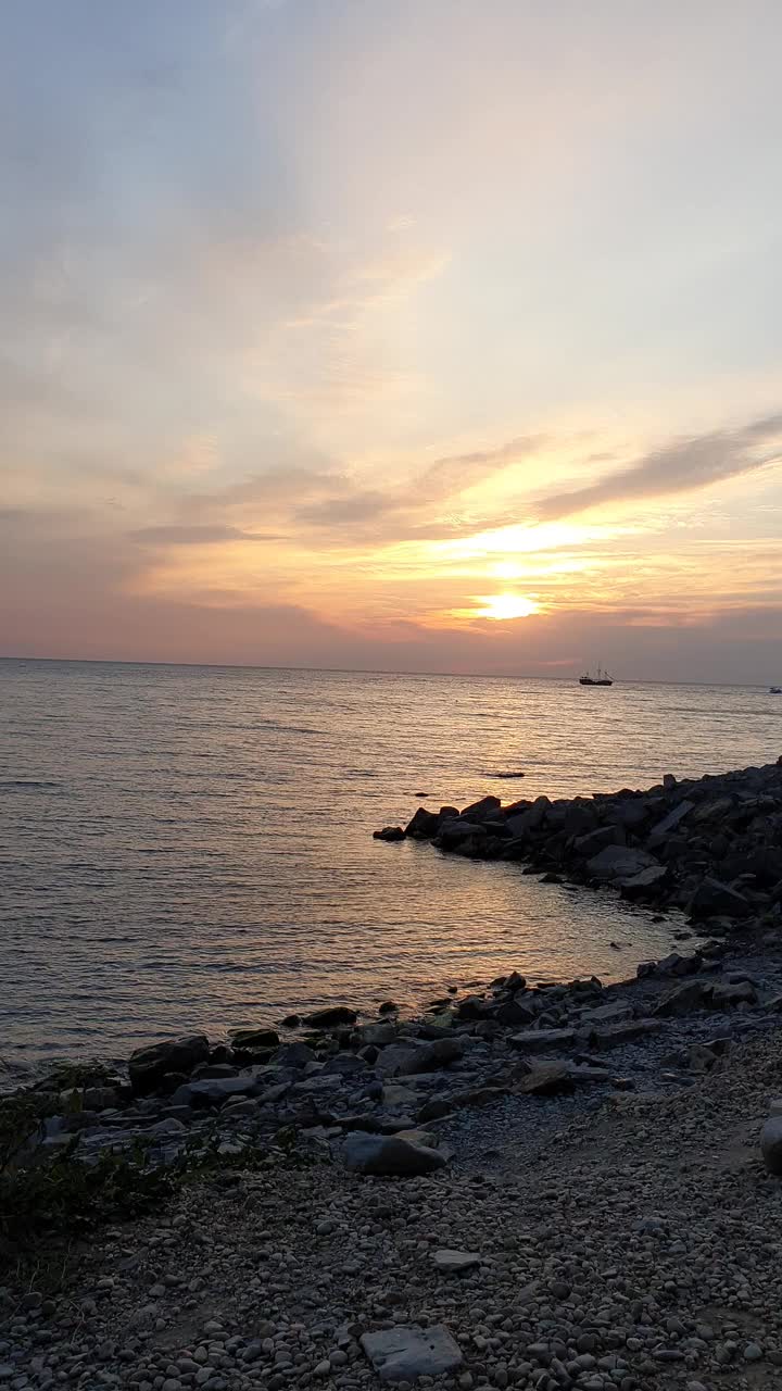 在黑海海岸宁静的夜晚，在岩石沙滩上舒缓的波浪视频素材