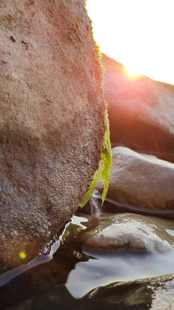 在黑海海岸宁静的夜晚，在岩石沙滩上舒缓的波浪视频素材