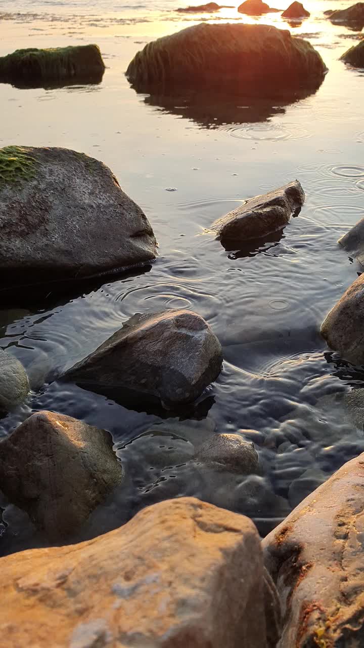 在黑海海岸宁静的夜晚，在岩石沙滩上舒缓的波浪视频素材