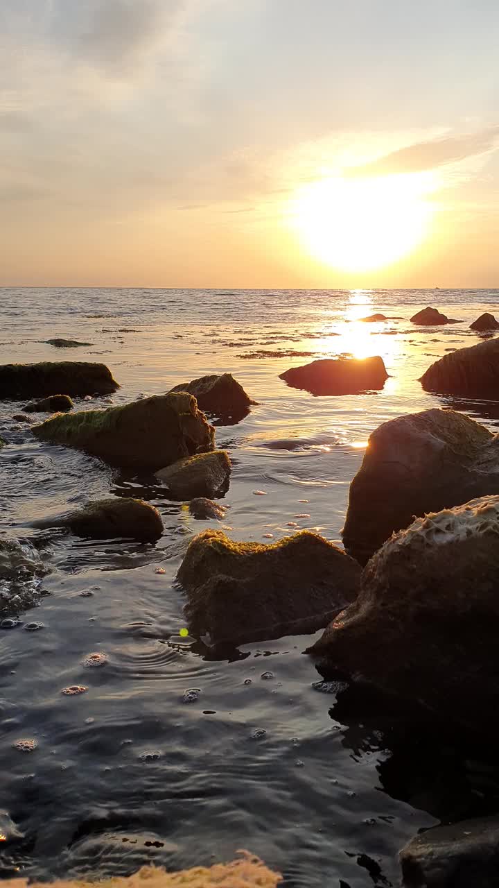 在黑海海岸宁静的夜晚，在岩石沙滩上舒缓的波浪视频素材