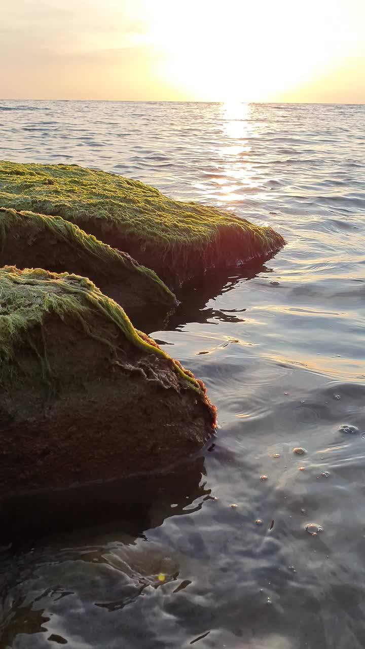 在黑海海岸宁静的夜晚，在岩石沙滩上舒缓的波浪视频素材