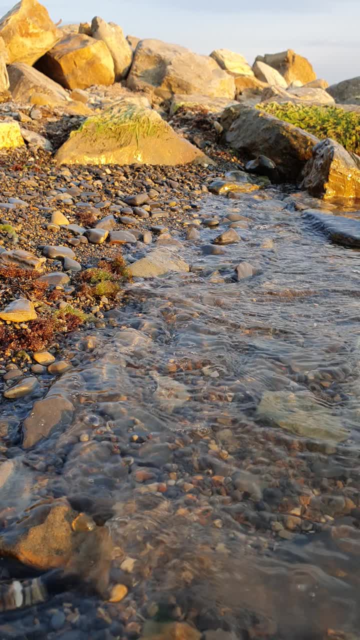 在黑海海岸宁静的夜晚，在岩石沙滩上舒缓的波浪视频素材