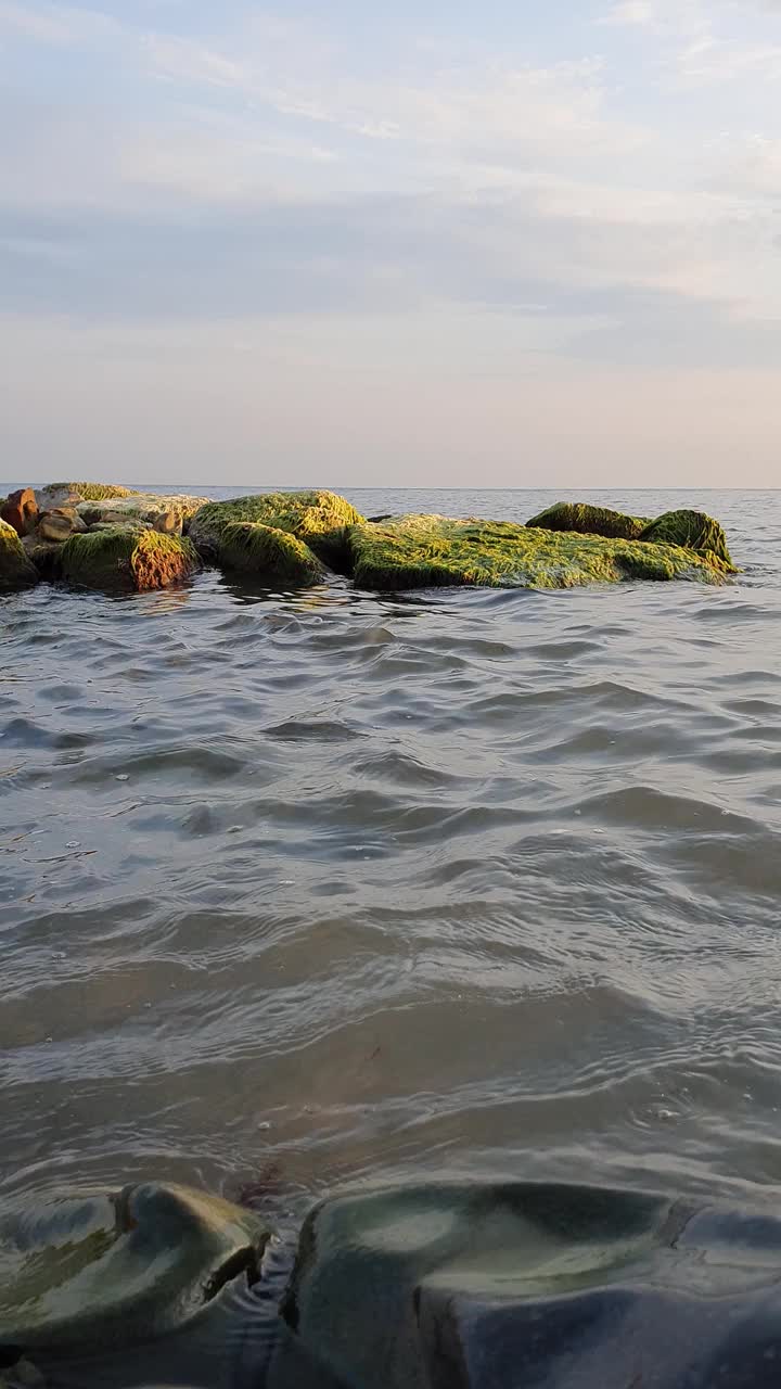 在黑海海岸宁静的夜晚，在岩石沙滩上舒缓的波浪视频素材