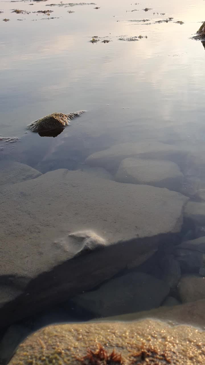 在黑海海岸宁静的夜晚，在岩石沙滩上舒缓的波浪视频素材