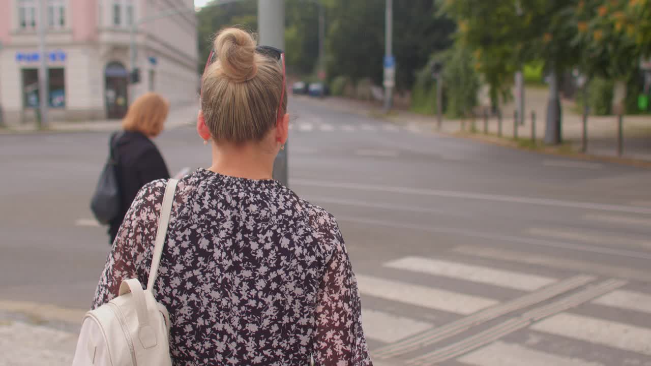 女行人按红绿灯按钮过马路，卫生标准。视频素材