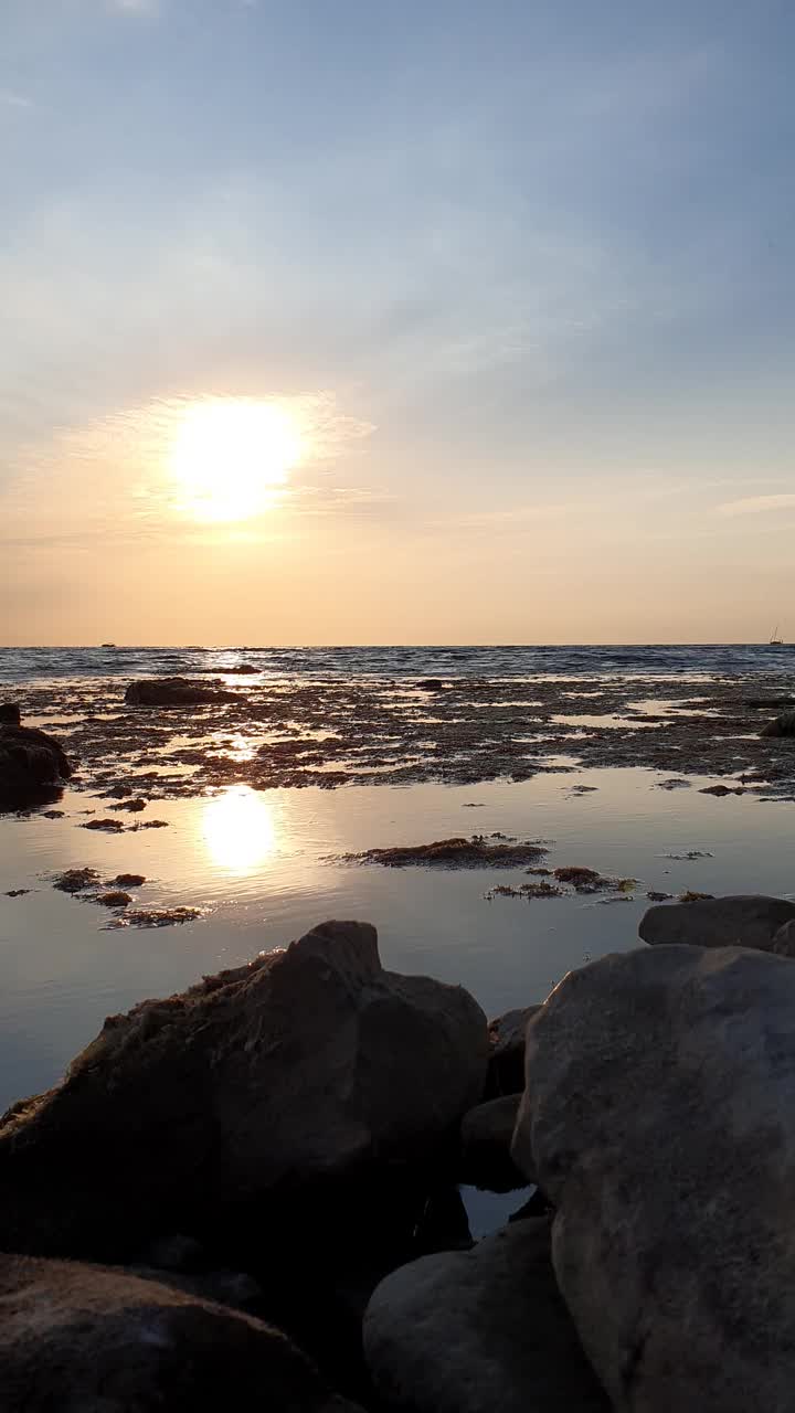 在黑海海岸宁静的夜晚，在岩石沙滩上舒缓的波浪视频素材