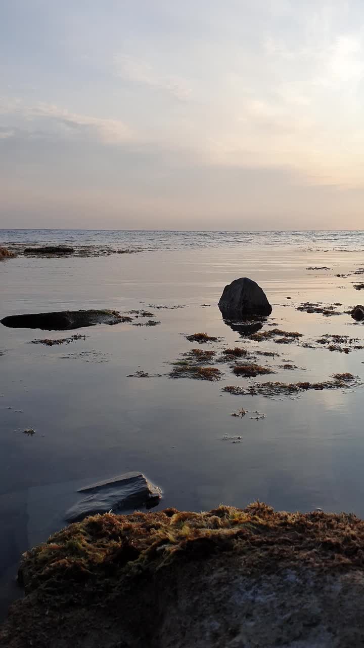 在黑海海岸宁静的夜晚，在岩石沙滩上舒缓的波浪视频素材