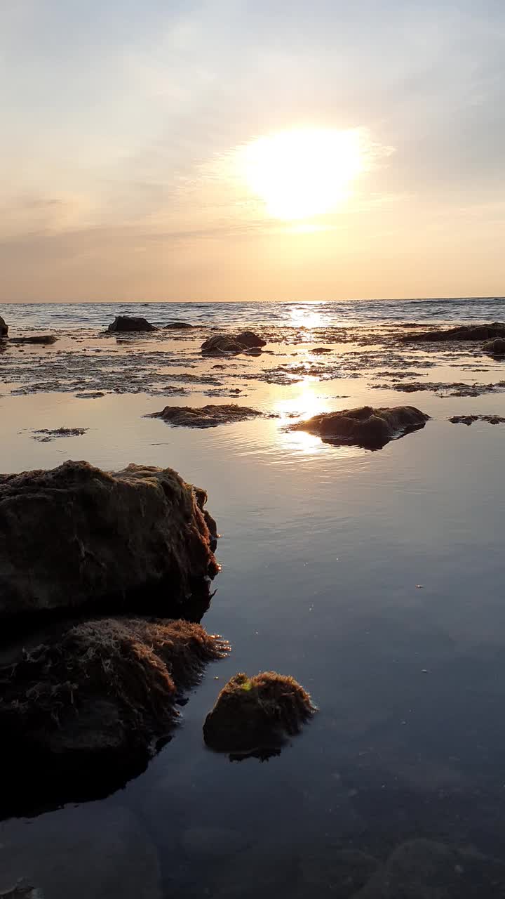 在黑海海岸宁静的夜晚，在岩石沙滩上舒缓的波浪视频素材