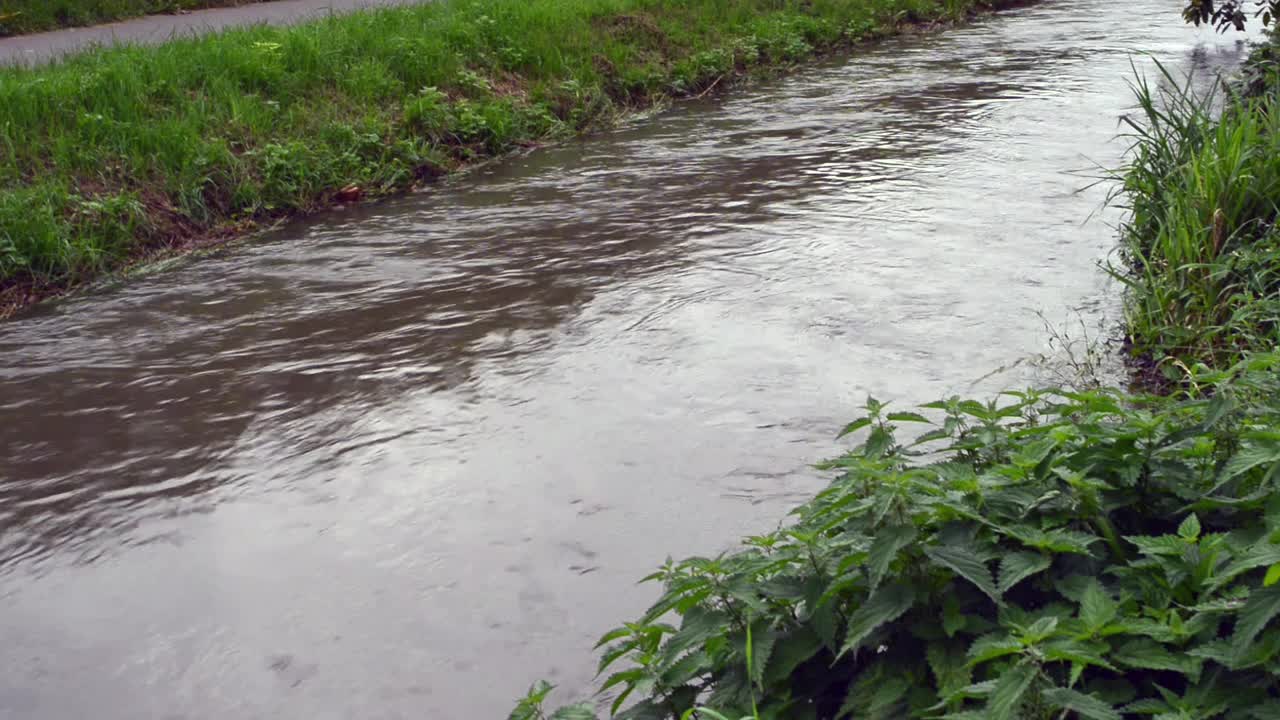 小河面水位高视频下载