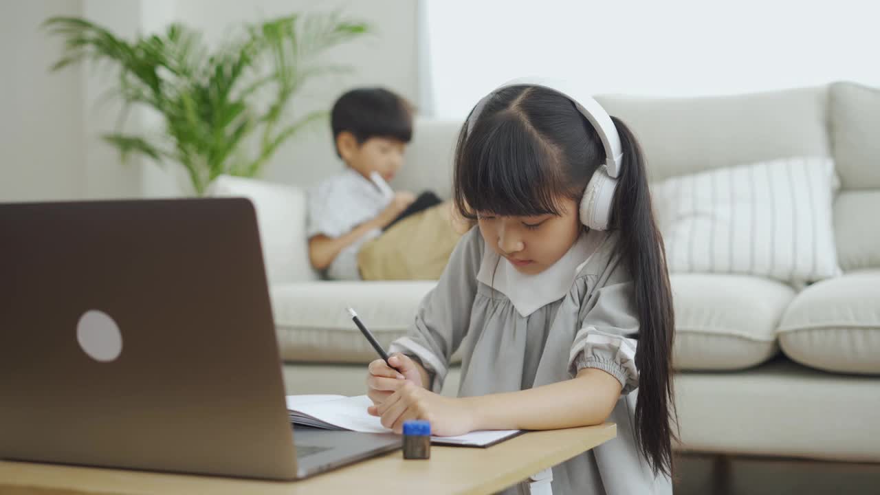 亚洲女孩在网上学习和做作业视频素材