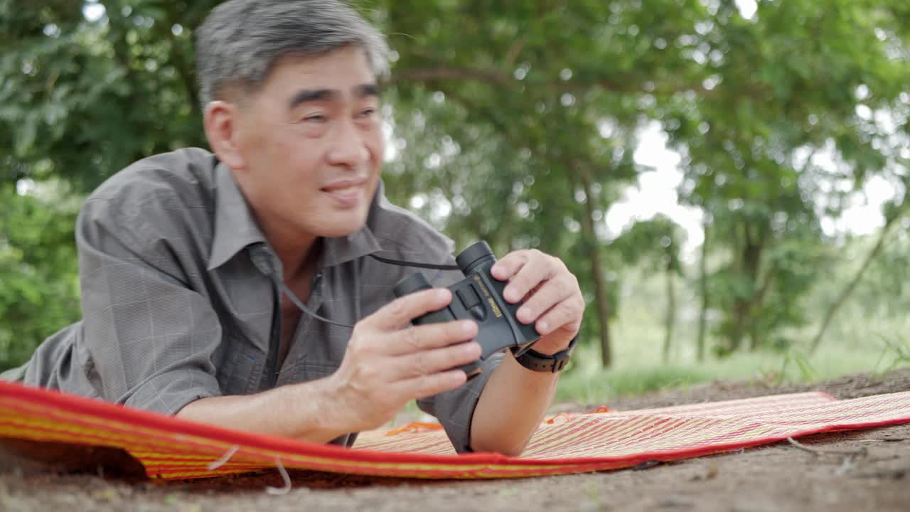 老年人:活跃的老年人户外森林远足。大自然。视频素材