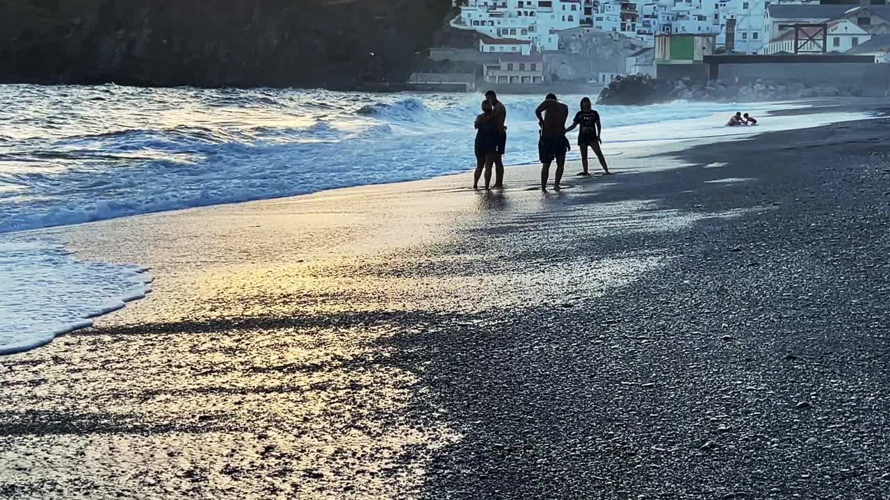 在bathers_Salobreña西班牙的海滩上冲浪视频素材