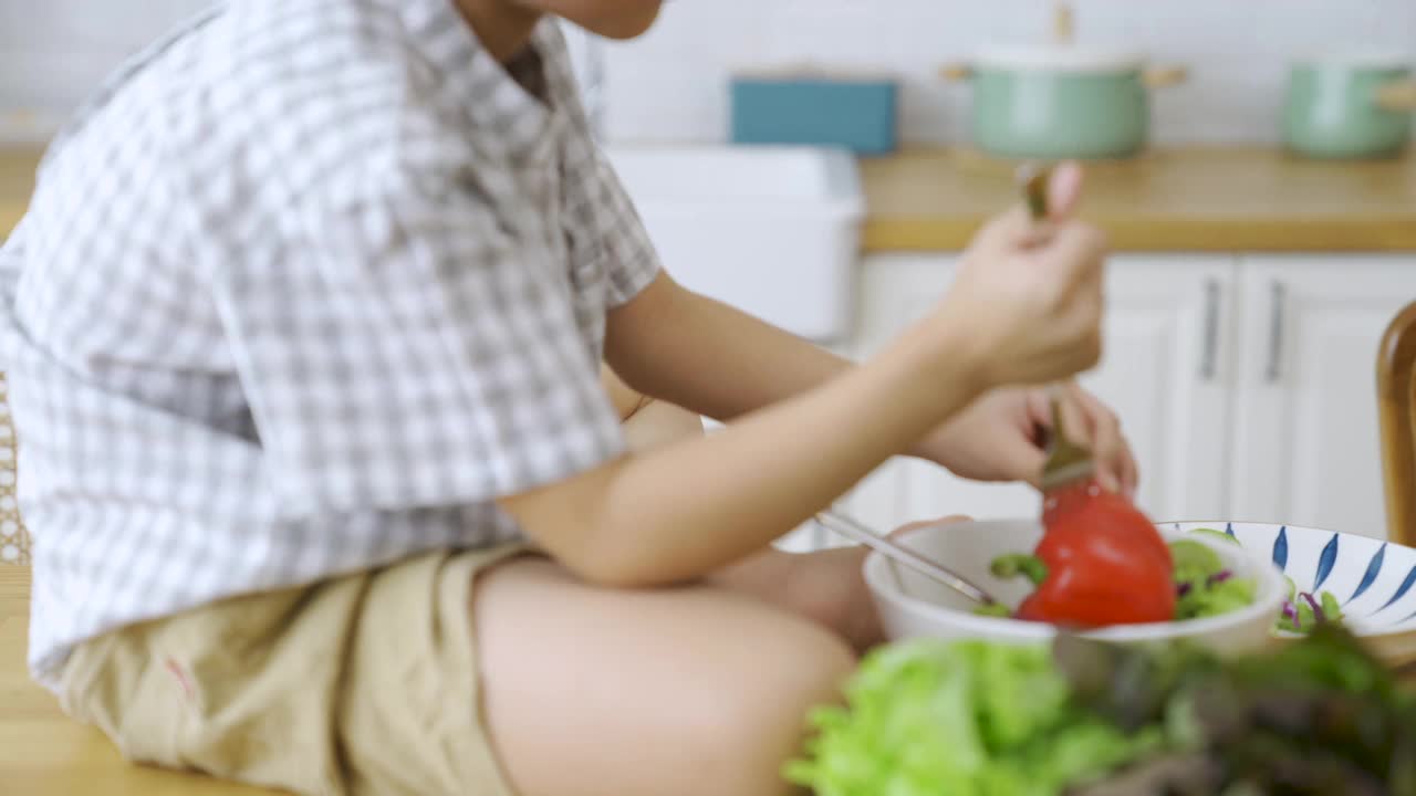 亚洲兄弟姐妹一起在厨房做饭。视频素材