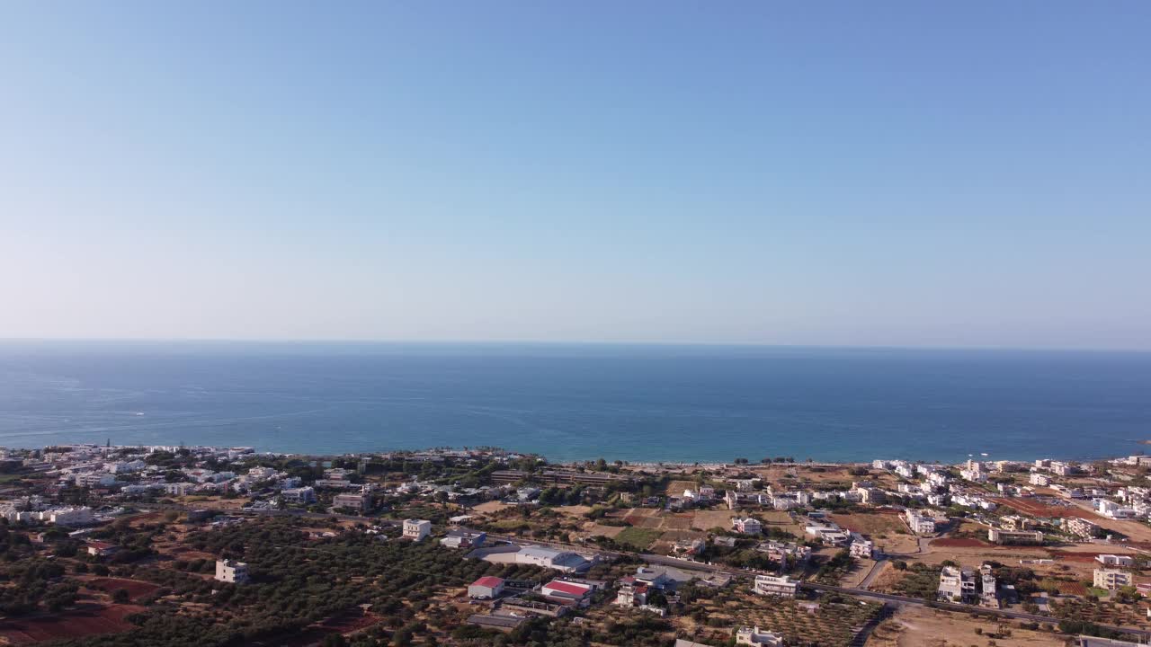 空中自然希腊风景与海，山，橄榄树和房屋在克里特岛。夏季度假旅游目的地。视频素材