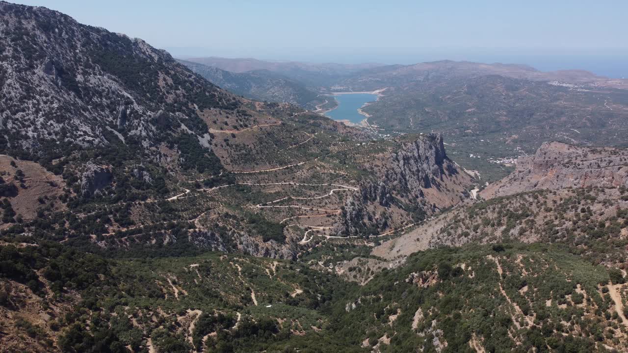 空中自然希腊风景与海，山，橄榄树和房屋在克里特岛。夏季度假旅游目的地。视频素材