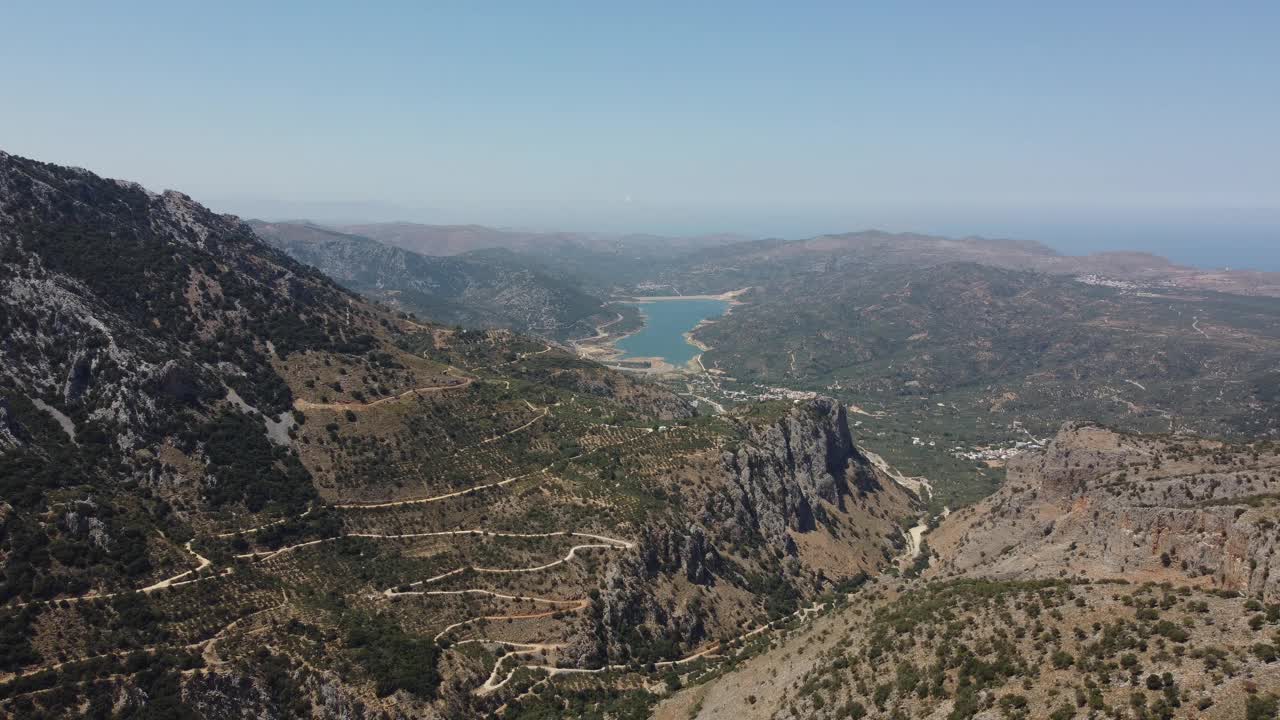 空中自然希腊风景与海，山，橄榄树和房屋在克里特岛。夏季度假旅游目的地。视频素材