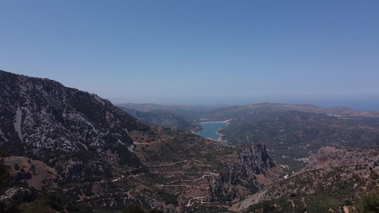 天空背景下的克里特岛高山景观视频素材