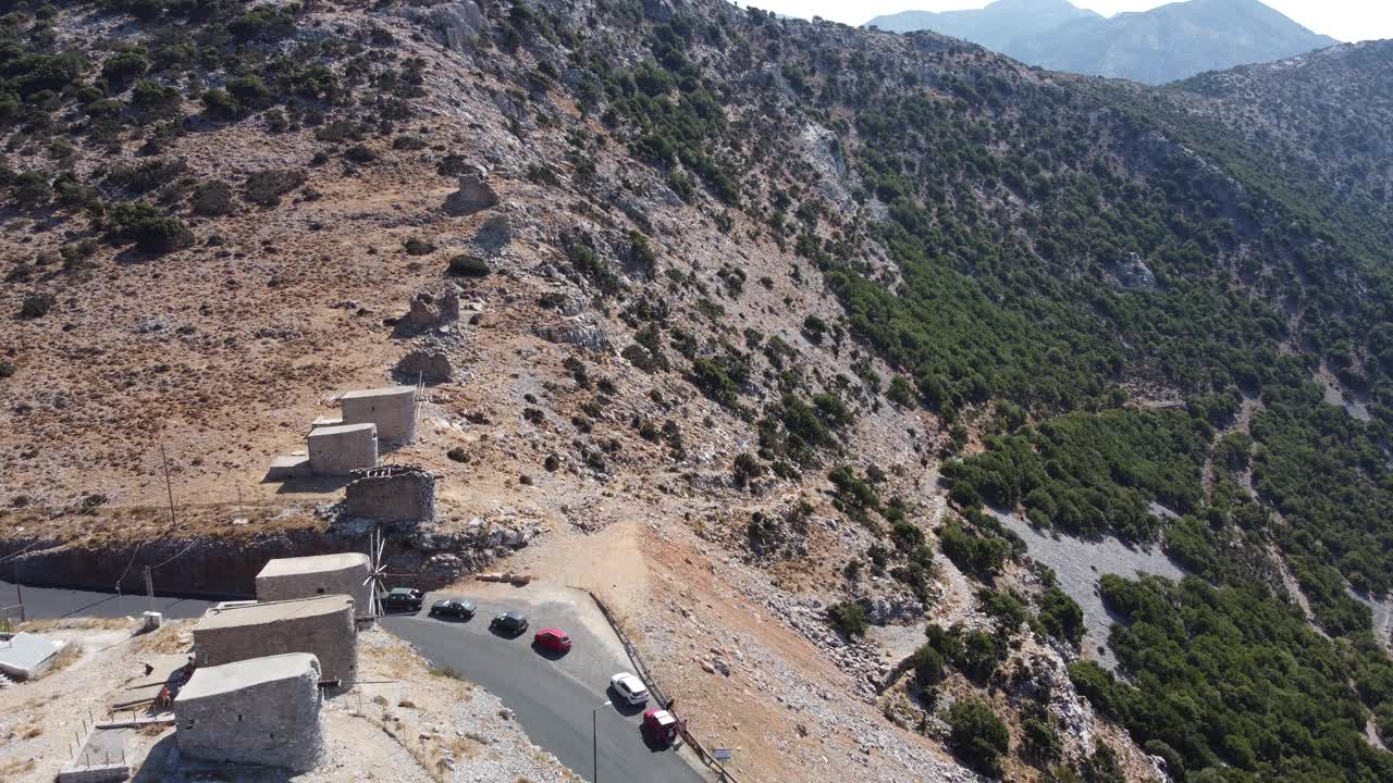 磨坊在运动在地中海，克里特岛，希腊的山顶视频素材