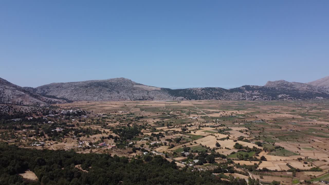 空中自然希腊风景与海，山，橄榄树和房屋在克里特岛。夏季度假旅游目的地。视频素材