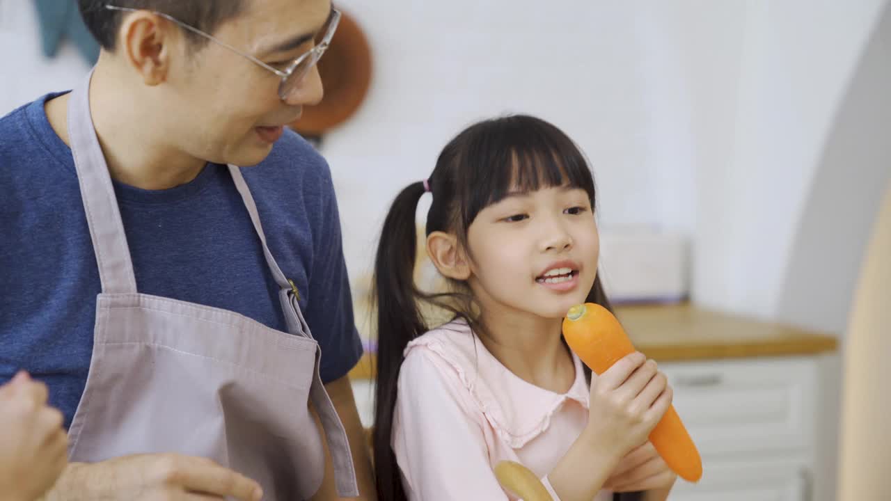 幸福的家庭，爸爸和孩子们一起做饭。视频素材