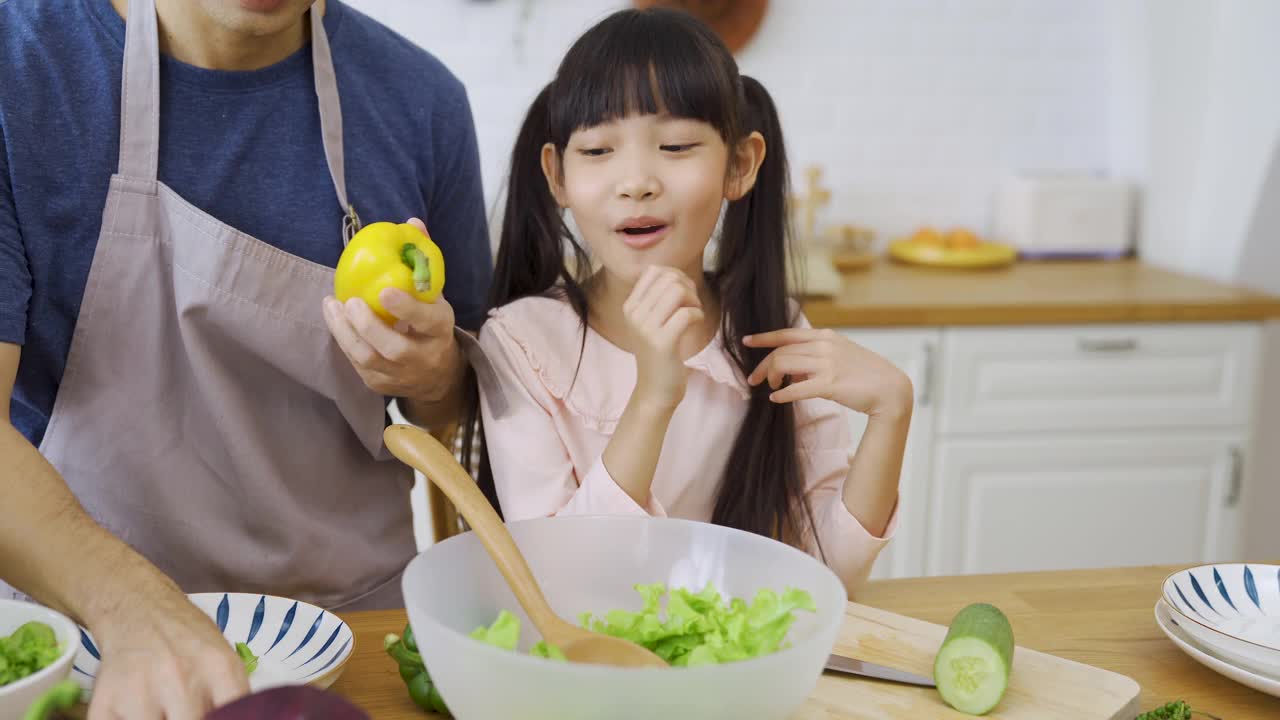 幸福的家庭，爸爸和孩子们一起做饭。视频素材