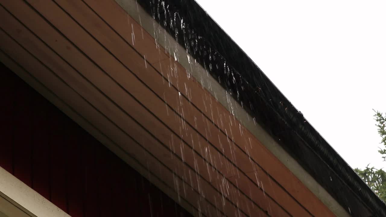 雨天雨水滴落在屋檐上视频素材