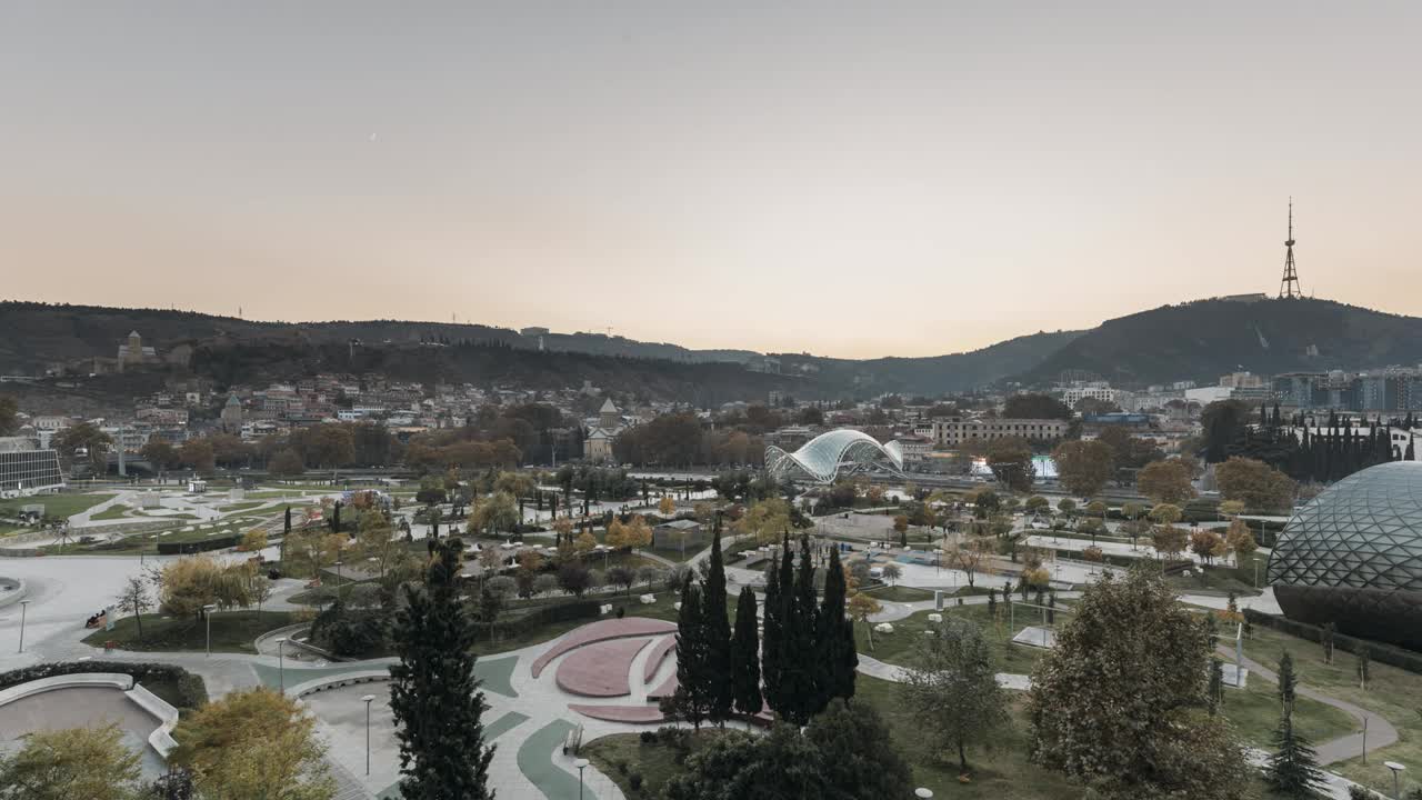 第比利斯,格鲁吉亚。现代城市夜景。夜光下的城市中心夜景。时间流逝从白天到夜晚的过渡视频素材