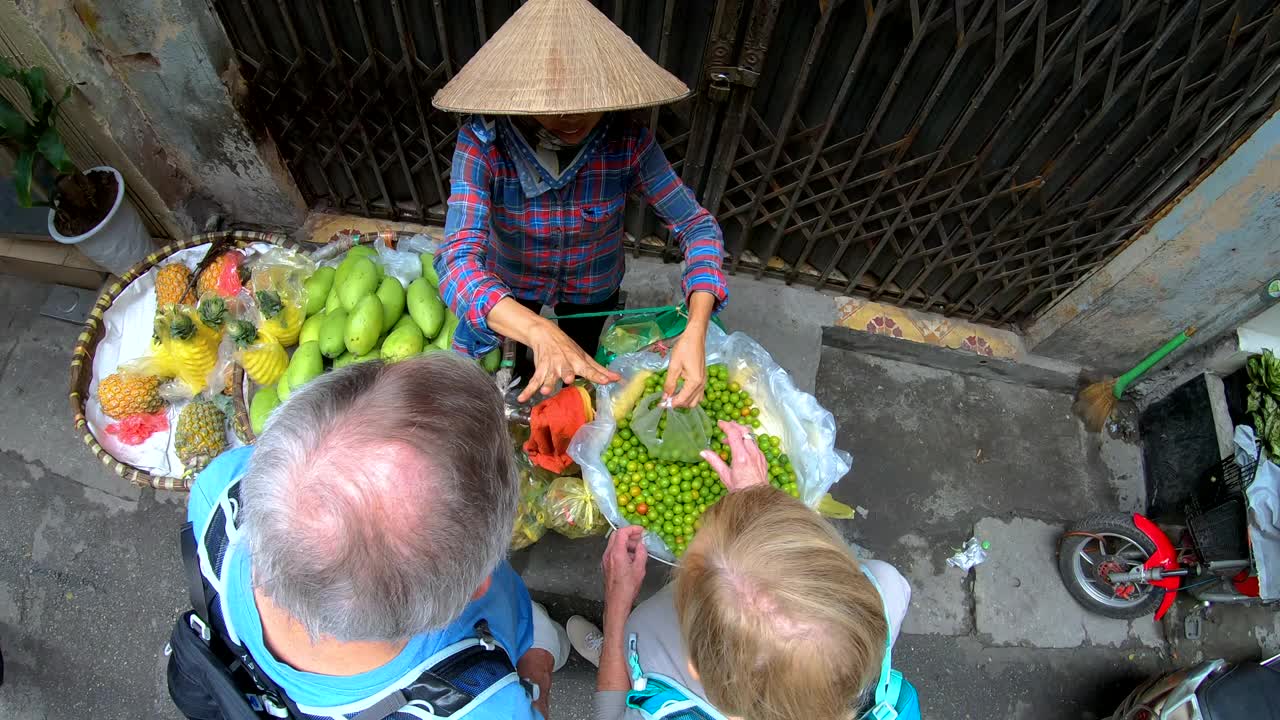 旅客在河内市场购买当地新鲜水果视频素材