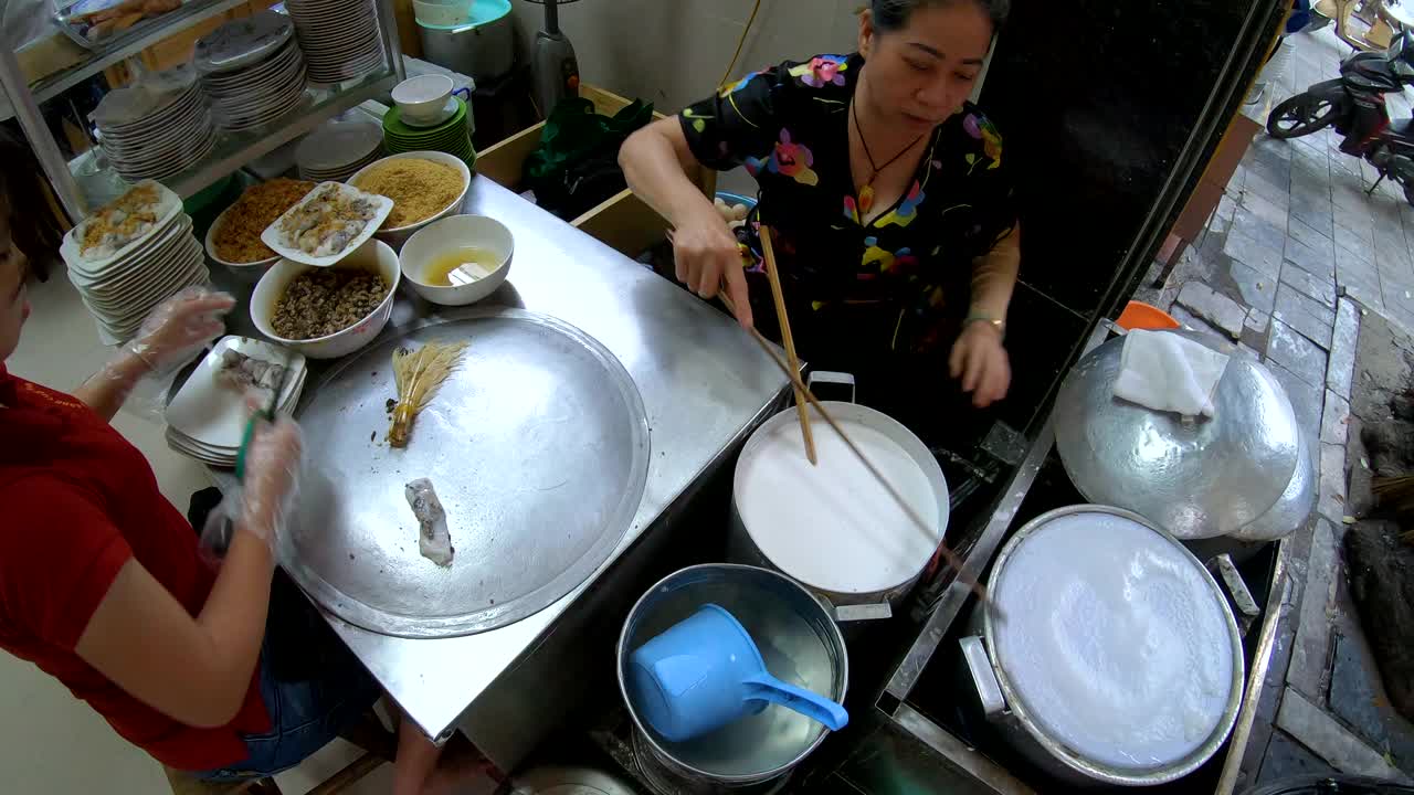 在河内街头厨房，妇女们正在做春卷煎饼视频素材