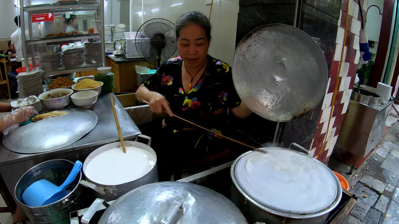 越南河内的女性在做素食春卷煎饼视频素材