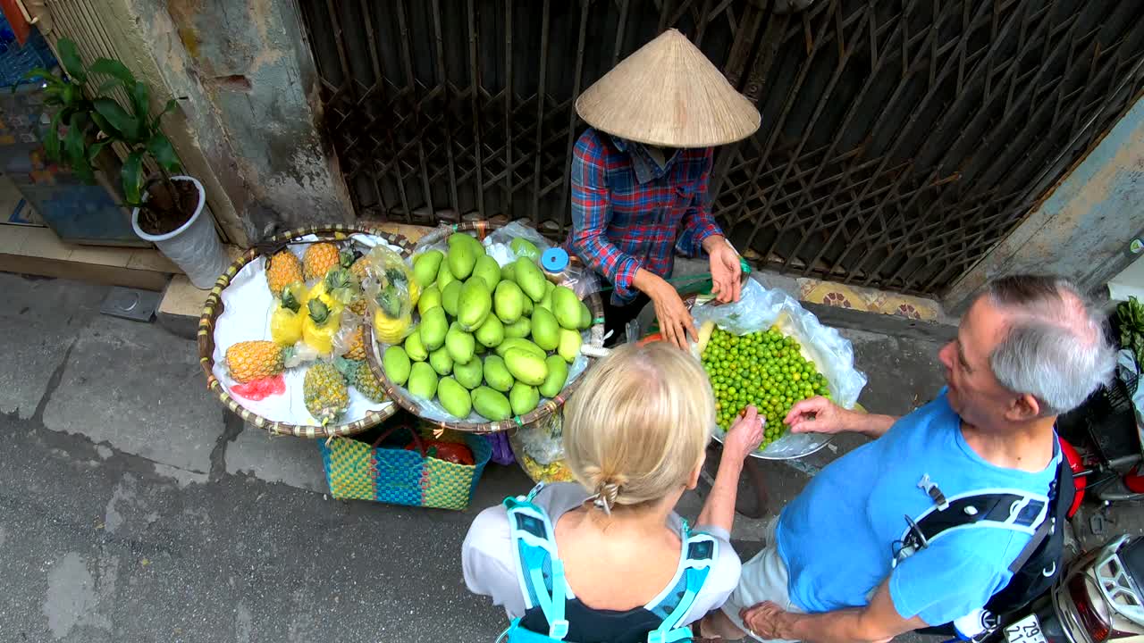 旅客在河内街头市场购买新鲜芒果视频素材