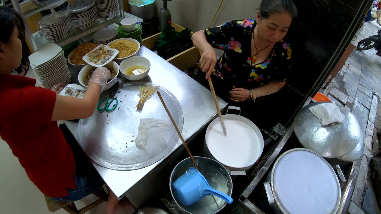 河内市场上，当地的越南女士正在做春卷视频素材