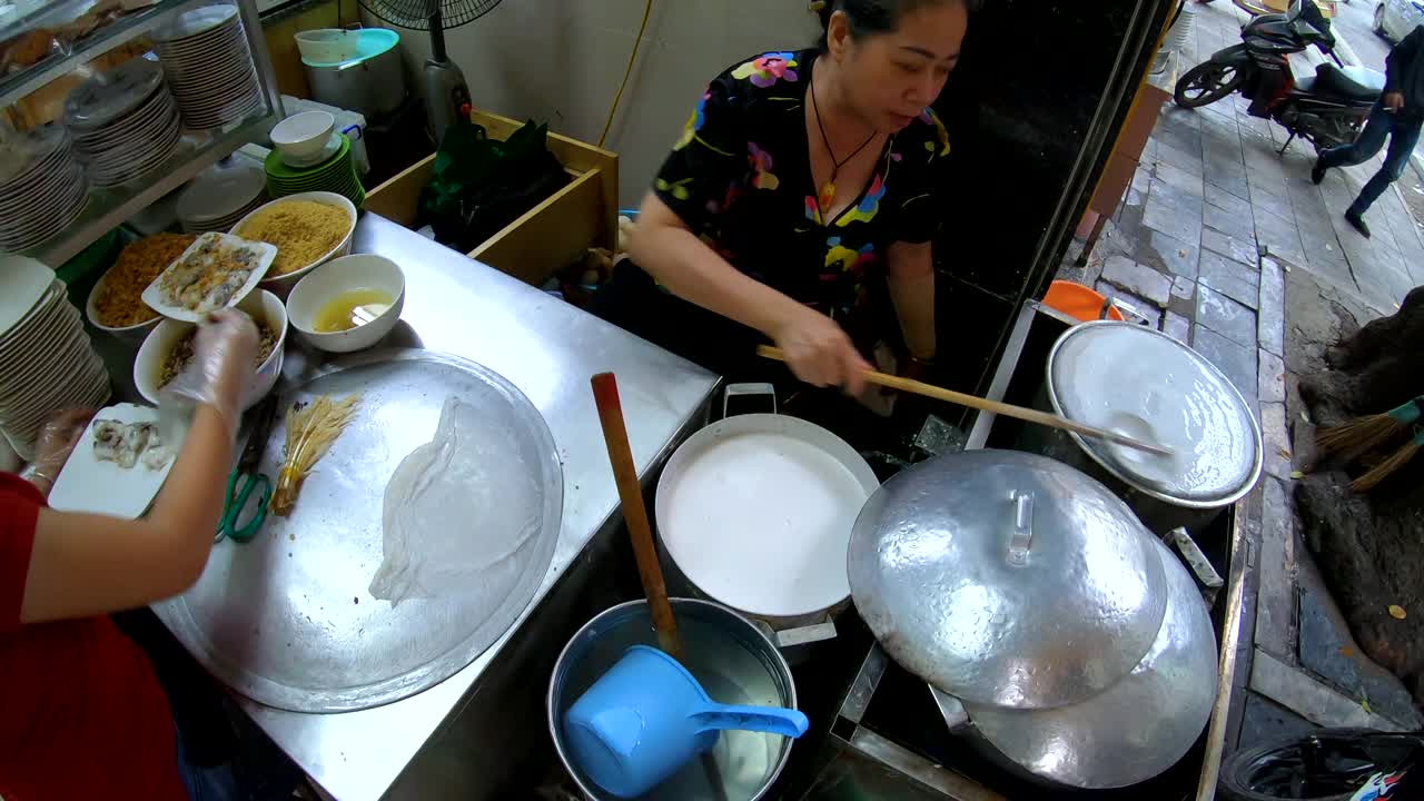 河内市场上，当地的越南女士正在做春卷视频素材