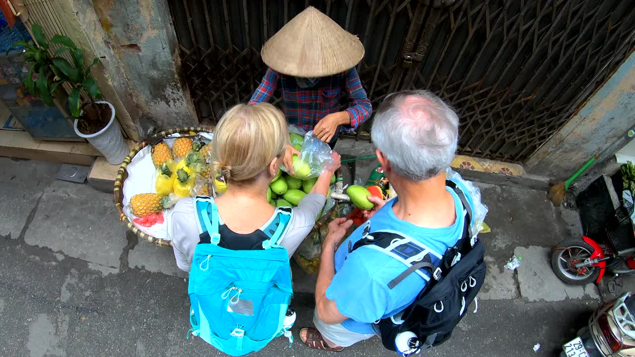 在越南河内，独立旅客购买新鲜芒果视频素材