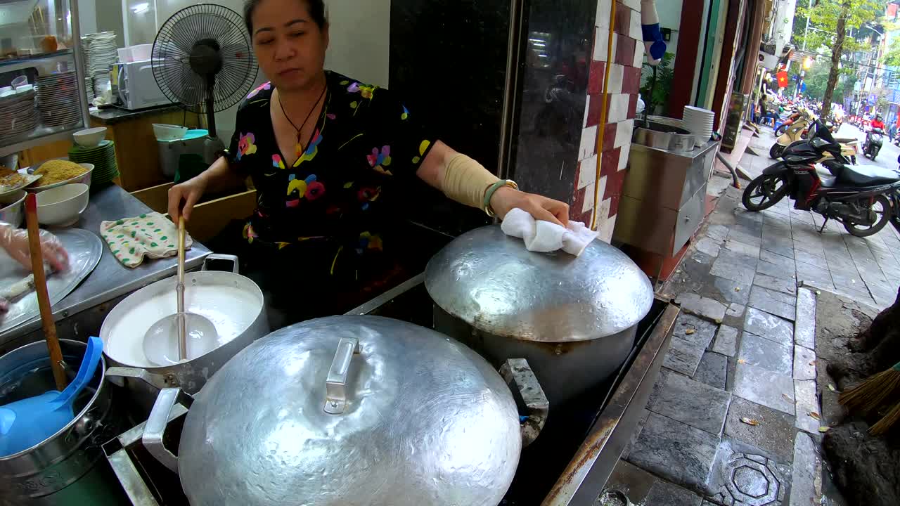 河内市场上，当地的越南女士正在做春卷视频素材