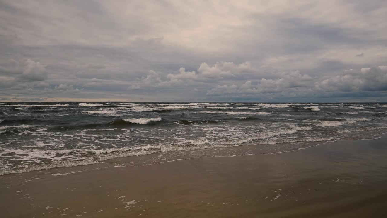 多沙的波罗的海海岸风暴中的波浪视频素材