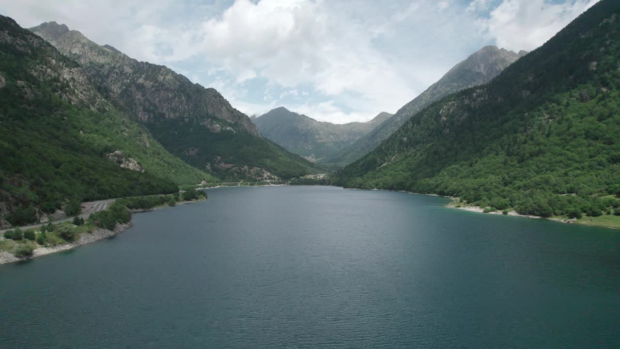 飞越一个泻湖，一个高山中的湖泊。从水面上俯瞰那座山的美丽景色。视频素材