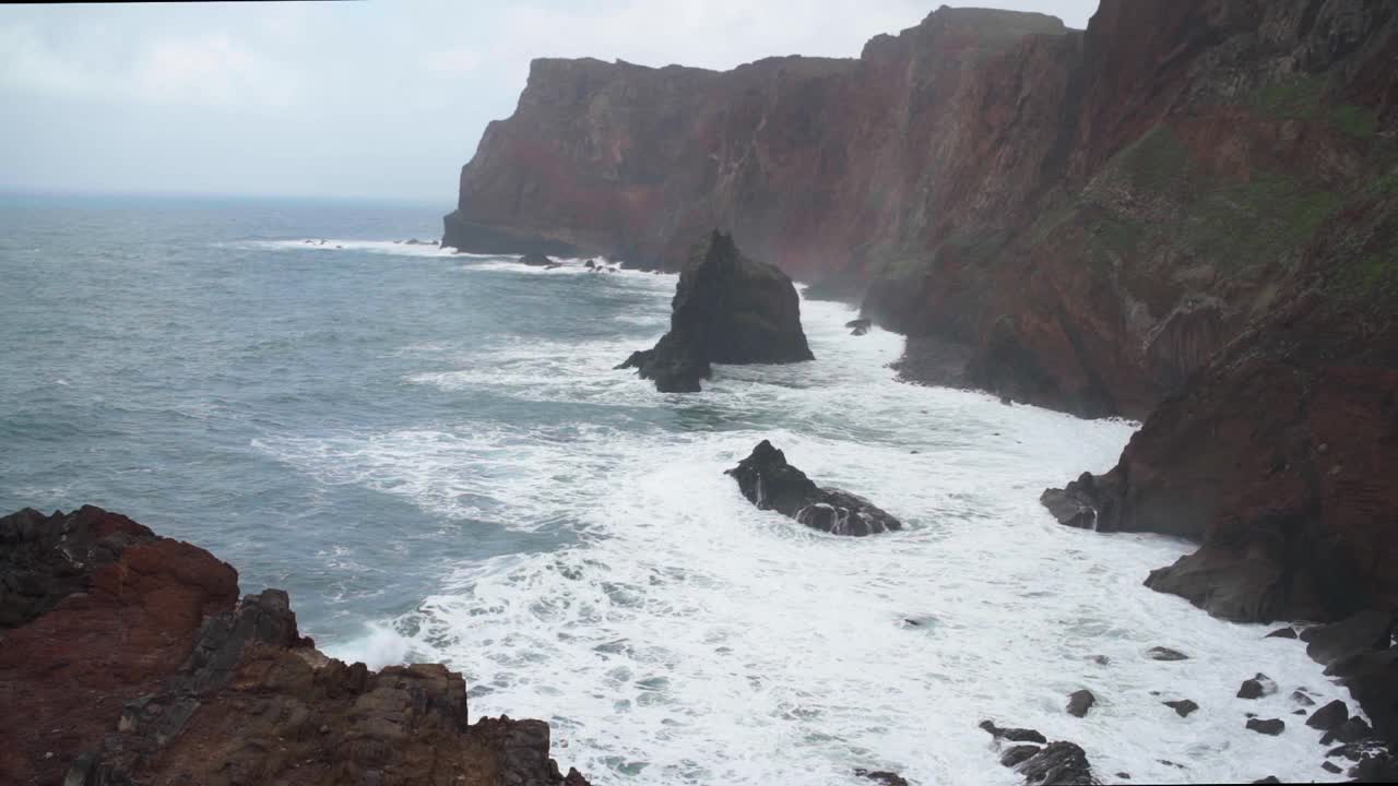 慢动作高清镜头海浪撞击岩石海岸视频素材