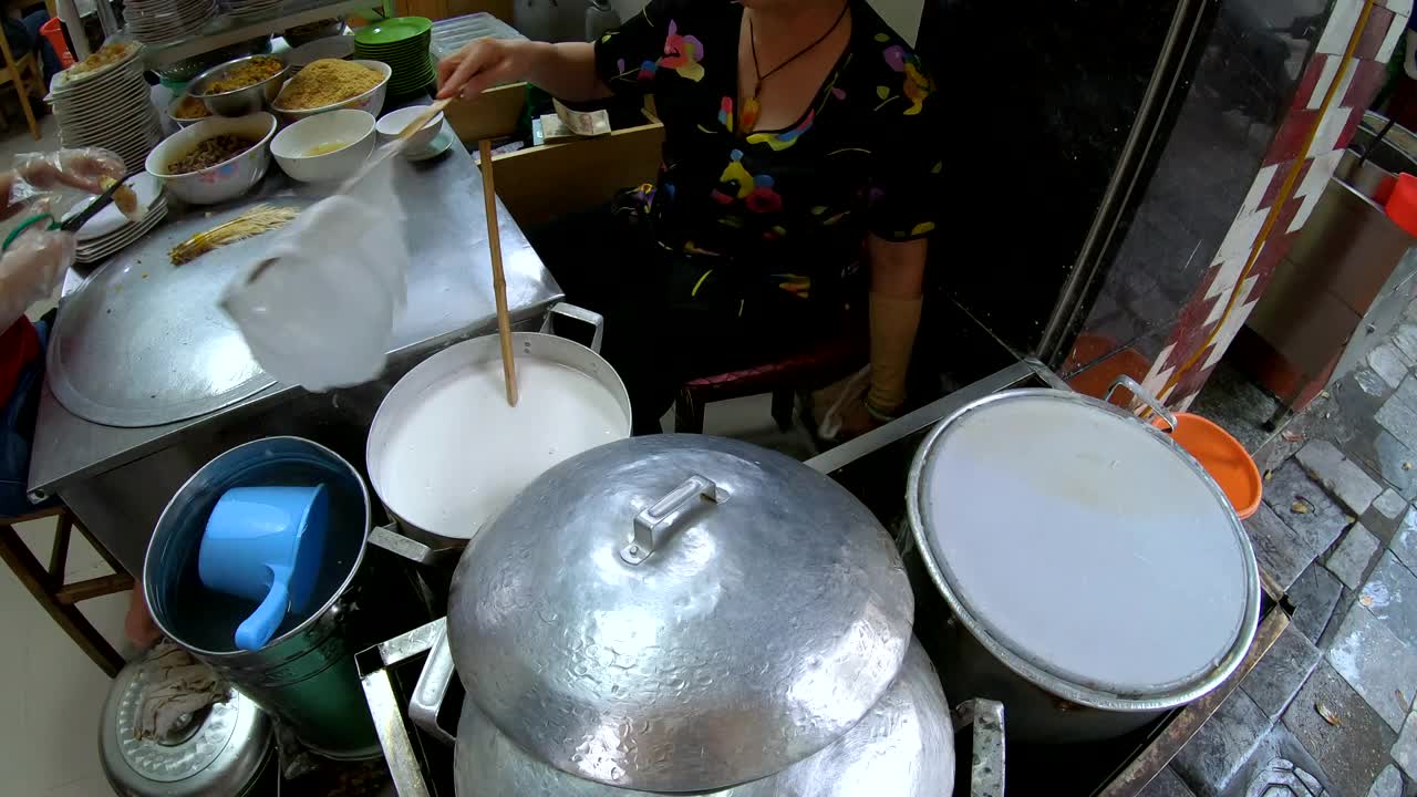 河内市场上，当地的越南女士正在做春卷视频素材