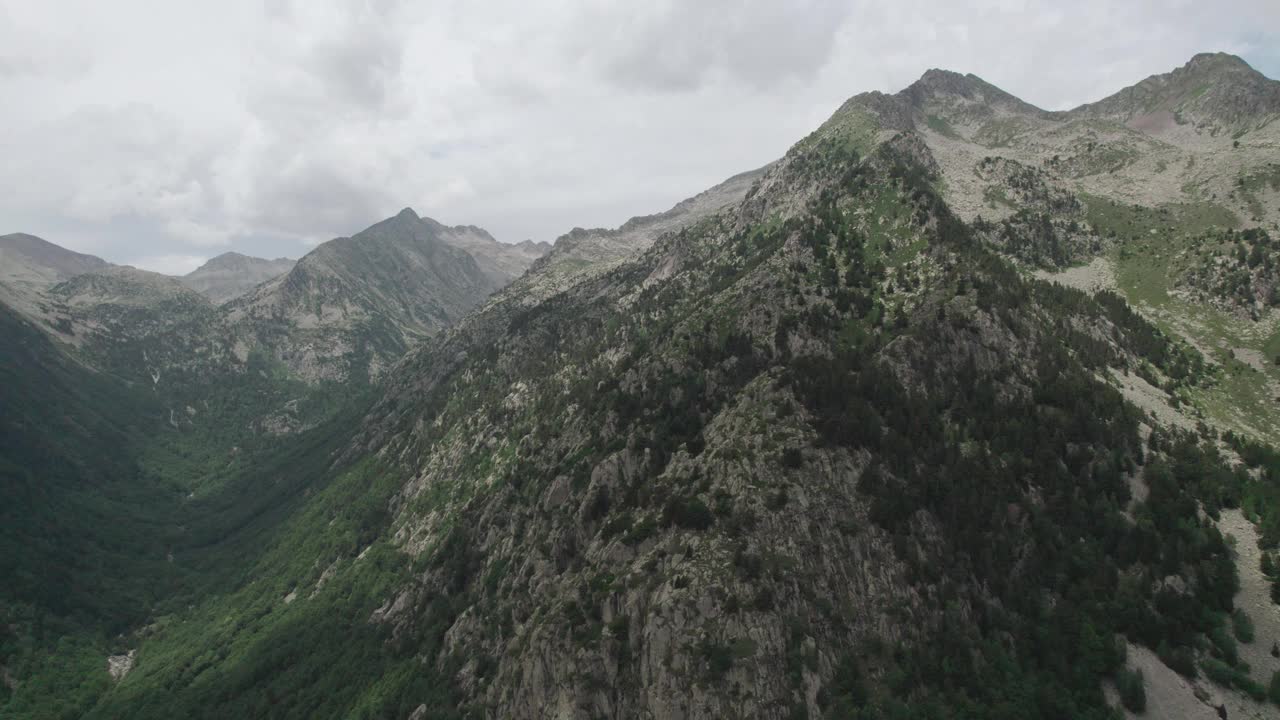 面对险峻的山脉，天气就像暴风雨。在山顶的飞行显示了大自然的力量。视频素材