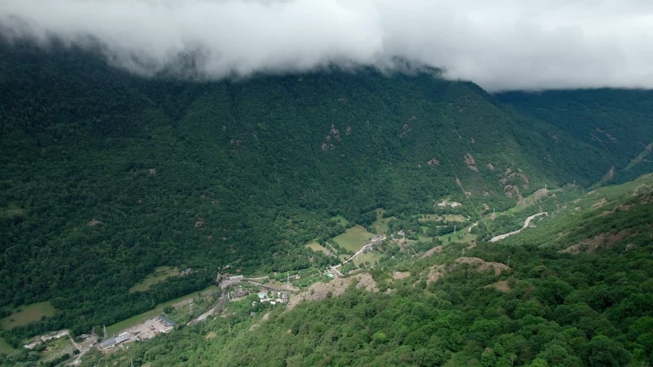 云朵里的山峰。从无人机上看到的斜坡视频素材