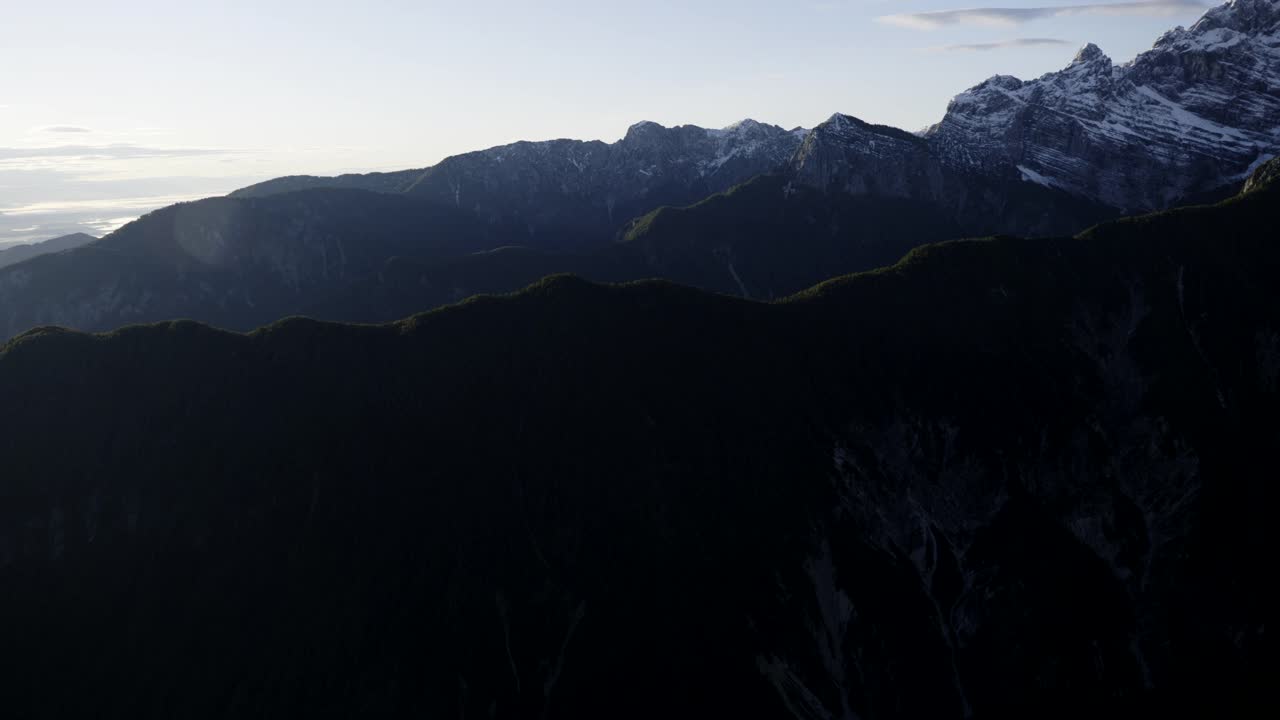 空中拍摄的山脉在晨光中轰鸣视频素材