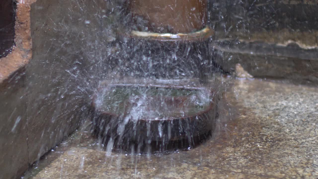 大雨期间，雨水从排水沟落水管中溅出视频素材