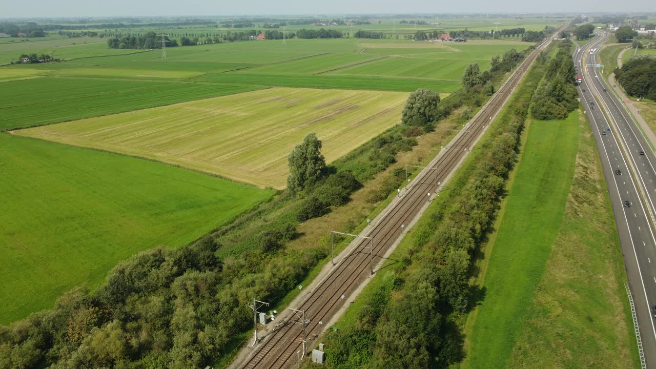 在下面的高速公路上用船只渡槽水桥视频素材