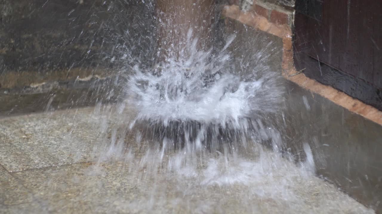 大雨期间，雨水从排水沟落水管中溅出视频素材