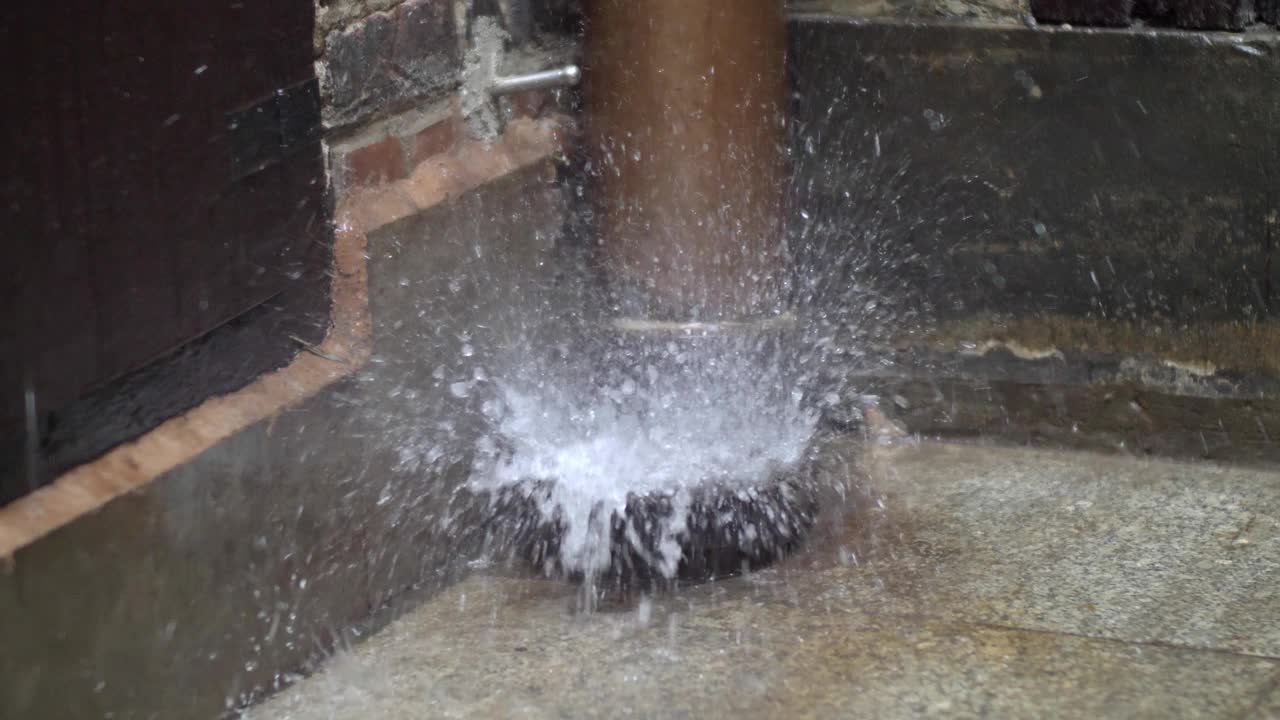 大雨期间，雨水从排水沟落水管中溅出视频素材