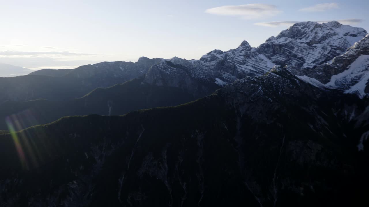 空中拍摄的山脉在晨光中轰鸣视频素材