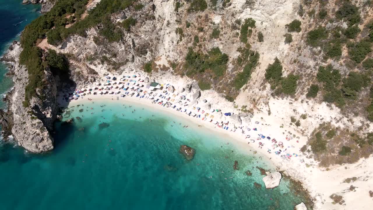 鸟瞰图的莱夫卡斯海滩在阳光明媚的夏天，人们在希腊度假日光浴视频素材