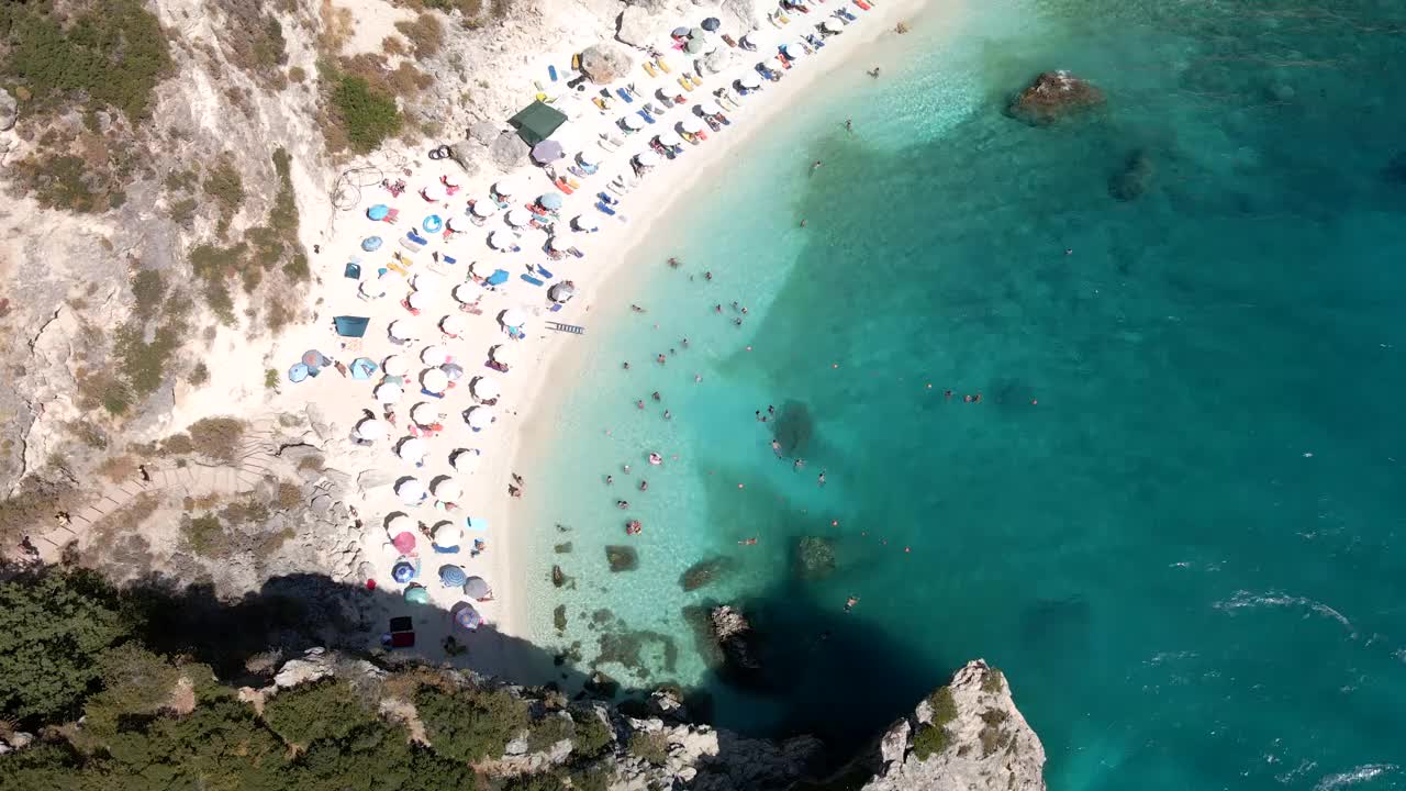 鸟瞰图的莱夫卡斯海滩在阳光明媚的夏天，人们在希腊度假日光浴视频素材