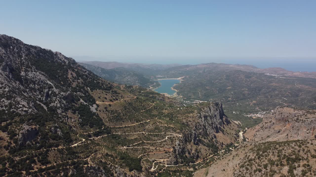 天空背景下的克里特岛高山景观视频素材